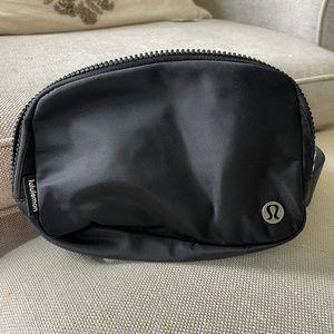 Lululemon everywhere belt bag